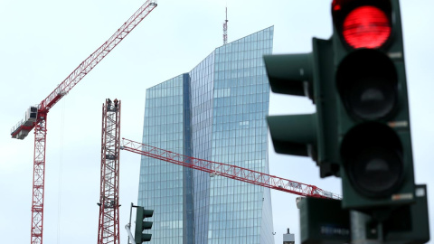 Grúas delante del rascacielos donde tiene su sede el BCE en Fráncfort. REUTERS/Ralph Orlowski