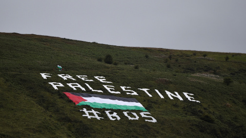 Mensaje de apoyo y solidaridad internacional con Palestina desplegado en Belfast | REUTERS/Clodagh Kilcoyne