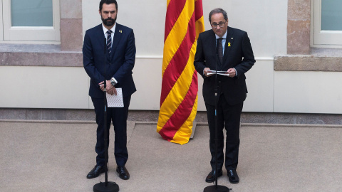 El presidente de la Generalitat de Cataluña, Quim Torra (d), y el del Parlament, Roger Torrent (i), durante la declaración institucional que han hecho tras conocerse que la Fiscalía acusa a los líderes del proceso independentista de un delito de rebel