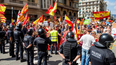 Mossos d'Esquadra impedeixen el pas a un grup de persones fins la plaça de Sant Jaume per assistir a la concentració convocada por l'associació Hablamos Español amb el lema "Contra la imposición lingüística y el adoctrinamiento: Libertad". EFE/Quiq