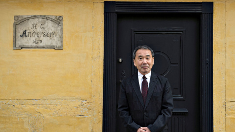 Haruki Murakami en la puerta de la que fue la casa de Hans Christian Andersen. | Reuters