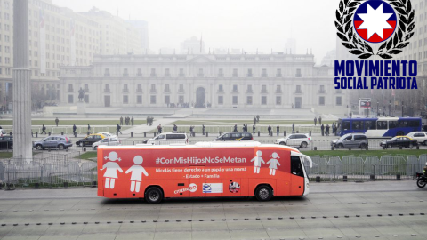 El llamado "Bus de la Libertad", recorriendo las calles de Santiago de Chile.