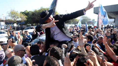 El candidato presidencial a las elecciones de Brasil por las ultraderecha, Jair Bolsonaro, en un acto de campaña en Porto Alegre.- REUTERS/Diego Vara