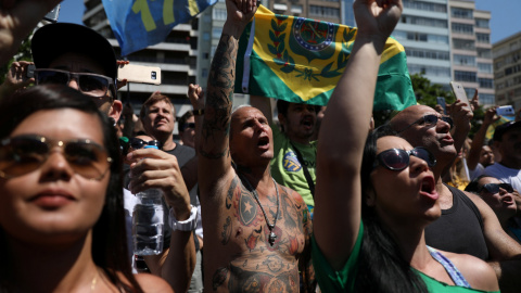 Simpatizantes del candidato ultraderechista a las elecciones presidenciales de Brasil,Jair Bolsonaro, se manifiestan en Río de Janeiro.- REUTERS/Pilar Olivares