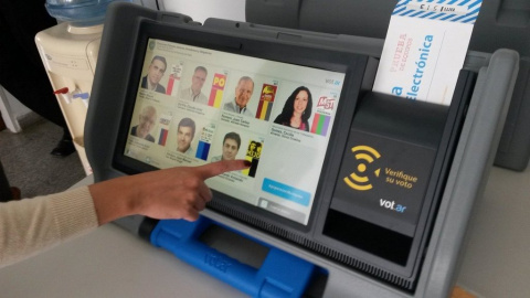 Una prueba de funcionamiento del voto electrónico.- EFE