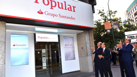 El consejero delegado de Santander España y de Popular, Rami Aboukhair, durante la colocación de los nuevos rótulos del Banco Popular con el añadido de la marca de la entidad de Ana P. Botín. E.P.