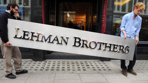 Moment en què desmuntaven el cartell de Lehman Brothers Flipboard