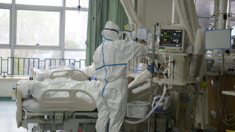 Personal médico atiende pacientes en el Hospital Central de Wuhan. REUTERS