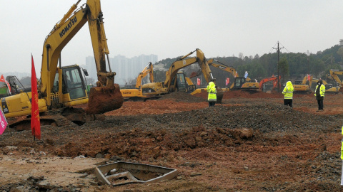 Construyen a contrarreloj un nuevo hospital en Wuhan por el brote del coronavirus. REUTERS