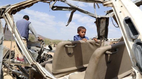 Un niño que sobrevivió al ataque en Sadaa (Yemen) sobre un bus que quedó completamente destruido  - Reuters