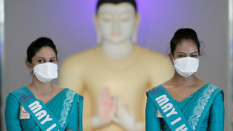 En el Aeropuerto Internacional Bandaranaike de Sri Lanka reciben a sus pasajeros con mascarillas tras el brote del coronavirus. REUTERS