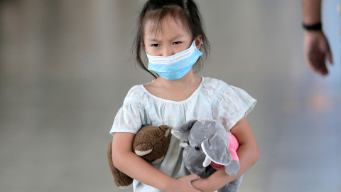 Una niña porta una mascarilla tras ser atendida en un aeropuerto de Sri Lanka. REUTERS