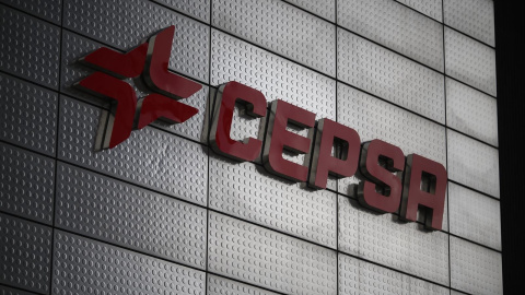 El logo de la petrolera Cepsa en su sede en Madrid. E.P.