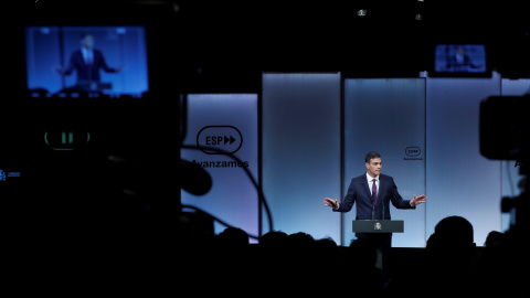 El presidente del Gobierno, Pedro Sánchez, durante su intervención en el acto con motivo de los cien días de gestión del Ejecutivo, en el que ha anunciado la eliminación de los aforamientos a los políticos. EFE/Emilio Naranjo