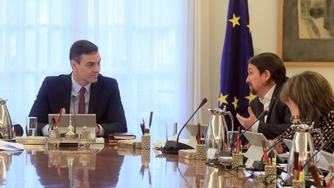 14/01/2020.- El presidente del Gobierno, Pedro Sánchez (i), conversa con el vicepresidente de Derechos Sociales y Agenda 2030, Pablo Iglesias (2d), al inicio del primer Consejo de Ministros, celebrado este martes en el Palacio de la Moncloa. EFE/Fernando