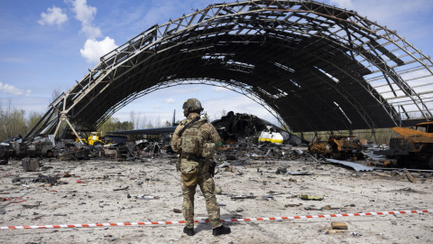 Un hangar del parque aéreo Antonov en el aeródromo de Hostomel, que fue destruido en la invasión de Ucrania por las tropas rusas, Kiev, Ucrania, 27 de abril de 2022. (Rusia, Suiza, Ucrania)