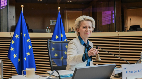 La presidenta de la Comisión Europea, Ursula von der Leyen, al comienzo de la reunión semanal del Ejecutivo comunitario, en Bruselas. E.P./dpa/European Commission/Dati Bendo