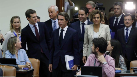 El expresidente del Gobierno José María Aznar,c, acompañado por el presidente del PP, Pablo Casado, iz, y la portavoz del Grupo Parlamentario Popular, Dolors Montserrat,d., entre otros, poco antes de su comparecencia ante la comisión de investigación