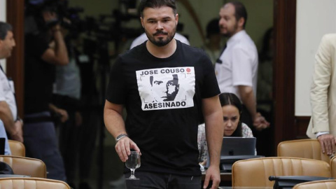 18/09/2018.- El diputado de ERC ,Gabriel Rufián, en el Congreso a la espera de su turno de preguntas para interrogar al expresidente del Gobierno José María Aznar. Aznar ha regresado hoy al Congreso, catorce años después de abandonar el Ejecutivo, pa