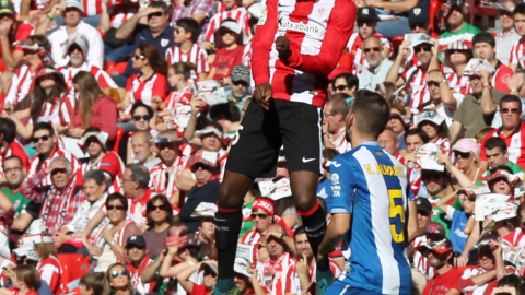 El delantero del Athletic Club, Iñaki Williams, salta por el balón ante el defensa del Espanyol, Víctor Álvarez, durante el partido correspondiente a la undécima jornada de Liga que los dos equipos disputan en el estadio San Mames. EFE/Luis Tejido