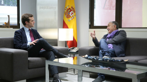 Pablo Casado en una reunión con José María Álvarez, secretario general de UGT en octubre 2018. Fuente: PP