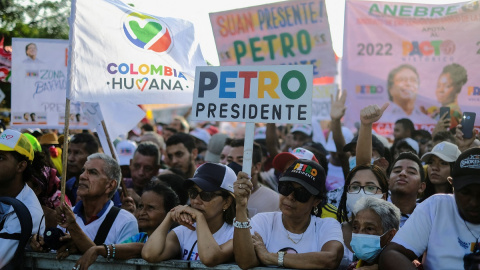 Simpatizantes del candidato presidencial colombiano Gustavo Petro de  durante un mitin de campaña.