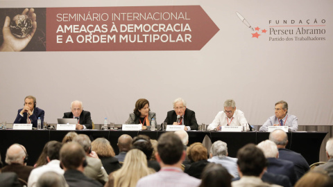 José Luis Rodríguez Zapatero, Luis Carlos Bresser, Miriam Belchior, Noam Chomsky, Carlos Ominamo y Cuauhtémoc Cárdenas en el acto final el día 14 en Brasil. FOTO: Sergio Silva