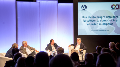 Juan Luis Cebrián, Felipe González, Gaspard Estrada y Celso Amorim en la primera mesa abierta de ayer en Casa América