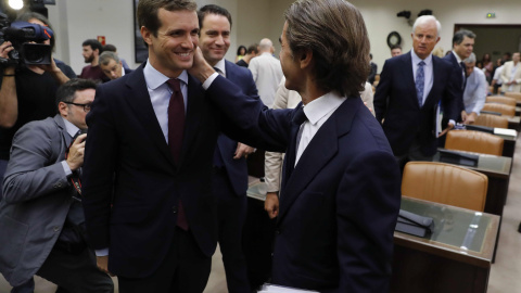 El expresidente del Gobierno José María Aznar, acompañado por el presidente del Partido Popular, Pablo Casado, poco antes de su comparecencia ante la comisión de investigación sobre la presunta financiación ilegal del Partido Popular en el Congreso.