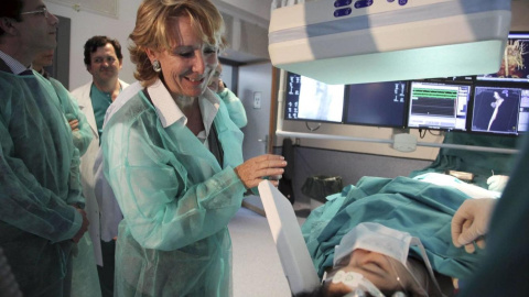 Esperanza Aguirre vestida de doctora en una visita a un hospital mientras era la presidenta de la Comunidad de Madrid. / EFE