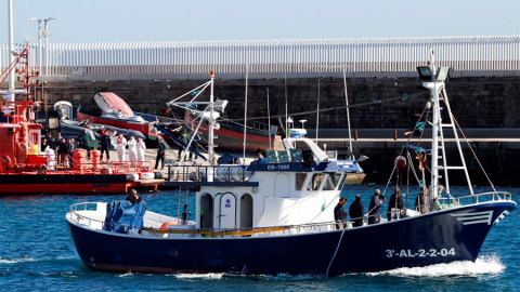 Un barco de pescadores sale del puerto de Tarifa (Cádiz) en busca de los tripulantes desaparecidos del pesquero Rúa Mar | EFE