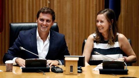 El presidente de Ciudadanos, Albert Rivera, y la diputada Melisa Rodríguez antes de la reunión que el grupo parlamentario de la formación naranja ha celebrado en el Congreso. EFE/Mariscal