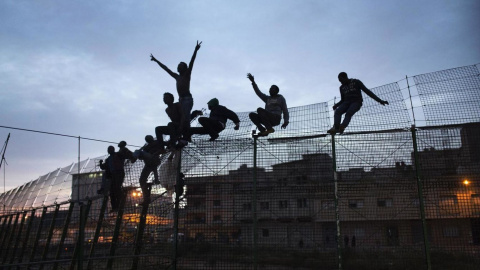 Inmigrantes intentan saltar la valla de Melilla. Archivo REUTERS