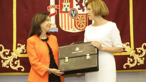 María Dolores de Cospedal y Margarita Robles en el traspaso de la cartera de Defensa. EP