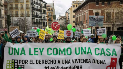 Marcha por la vivienda convocada por la Plataforma de Afectados por la Hipoteca (PAH) para que el PP no vete su propuesta de ley de vivienda que finaliza en la calle de Génova. EFE SANTI DONAIRE