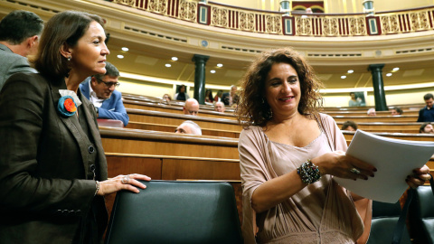 La ministra de Hacienda, María Jesús Montero, con la de Industria, Reyes Maroto, a su llegada al Pleno del Congreso de los Diputados. EFE/ J.P.Gandul