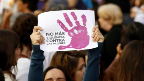 Una mujer sostiene un cartel contra la violencia machista en una manifestación / EFE