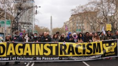 Centenars de persones es manifesten a Barcelona contra el racisme: "Ser immigrant no és un crim"