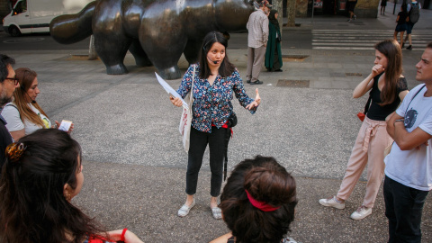 26/05/2022 - Un altre moment del Migrantour, amb el Gat de Botero al fons.