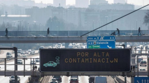 Tráfico en un día de altas emisiones en Madrid. EFE