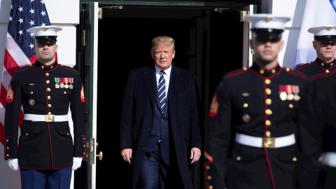 El presidente de EEUU; Donald Trump, en el Pórtico Sur de la Casa Blanca, para recibir al primer ministro israelí Benjamin Netanyahu. EFE/EPA/MICHAEL REYNOLDS