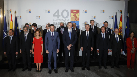 El secretario general de la OTAN, Jens Stoltenberg (c-d) posa junto con el presidente del Gobierno, Pedro Sánchez (c-i), el rey Felipe VI (c) y otras autoridades este lunes en Madrid a su llegada al acto de conmemoración por el 40 aniversario del ingres