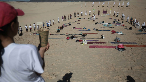 30/05/2022 - Personas participan en una clase de yoga en los Campos de Dunas de Samalayuca, en el norte del estado mexicano de Chihuahua en Ciudad Juárez, (México) el 3 de julio de 2021.