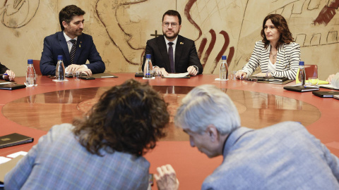 El presidente de la Generalitat, Pere Aragonés, junto a su vicepresidente, Jordi Puigneró (i), y la consellera de Presidencia, Laura Vilagrà (d), durante la reunión extraordinaria de Govern este lunes 30 de mayo de 2022.