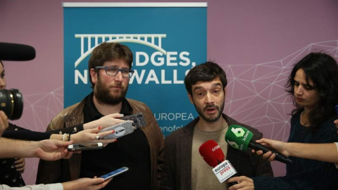 El eurodiputado de Podemos, Miguel Urban, y el diputado Pablo Bustinduy, en una imagen de archivo. (EP)