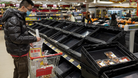 30/01 / 2020.- Un hombre en un supermercado de Hong Kong (China), frente a estanterías vacías. / EFE - JEROME FAVRE