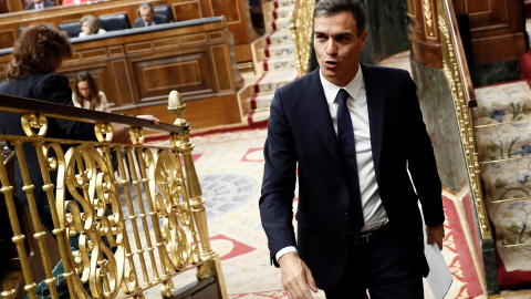 El presidente del Gobierno, Pedro Sánchez, abandona el hemiciclo del Congreso tras la sesión de control al Gobierno. EFE/Mariscal