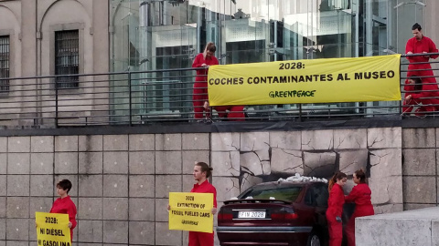 Momento de la acción realizada por Greenpeace en el Museo Reina Sofía - Twitter de Greenpeace