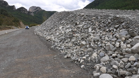 31/05/2022. Imagen de las gravas extraídas del cauce del río durante las obras y que siguen junto a él casi dos años después de haber finalizado, a septiembre de 2022.