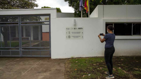 Una mujer toma una fotografía de la fachada de la Academia Nicaragüense de la Lengua(Nicaragua)